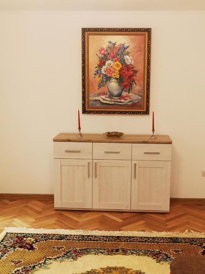 Bee Studio Apartment Iernut Bagian luar foto